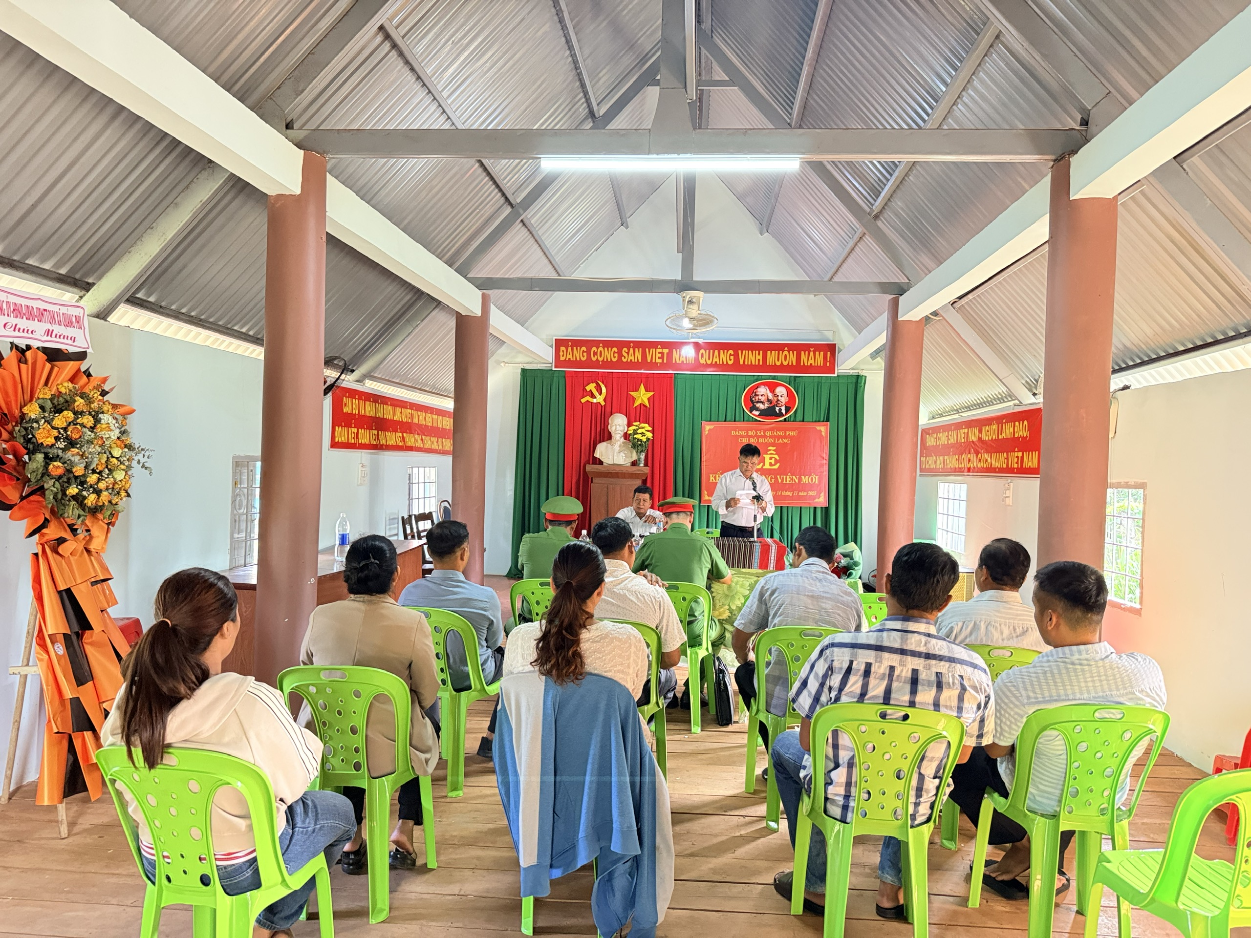 Quang cảnh buổi lễ kết nạp đảng.